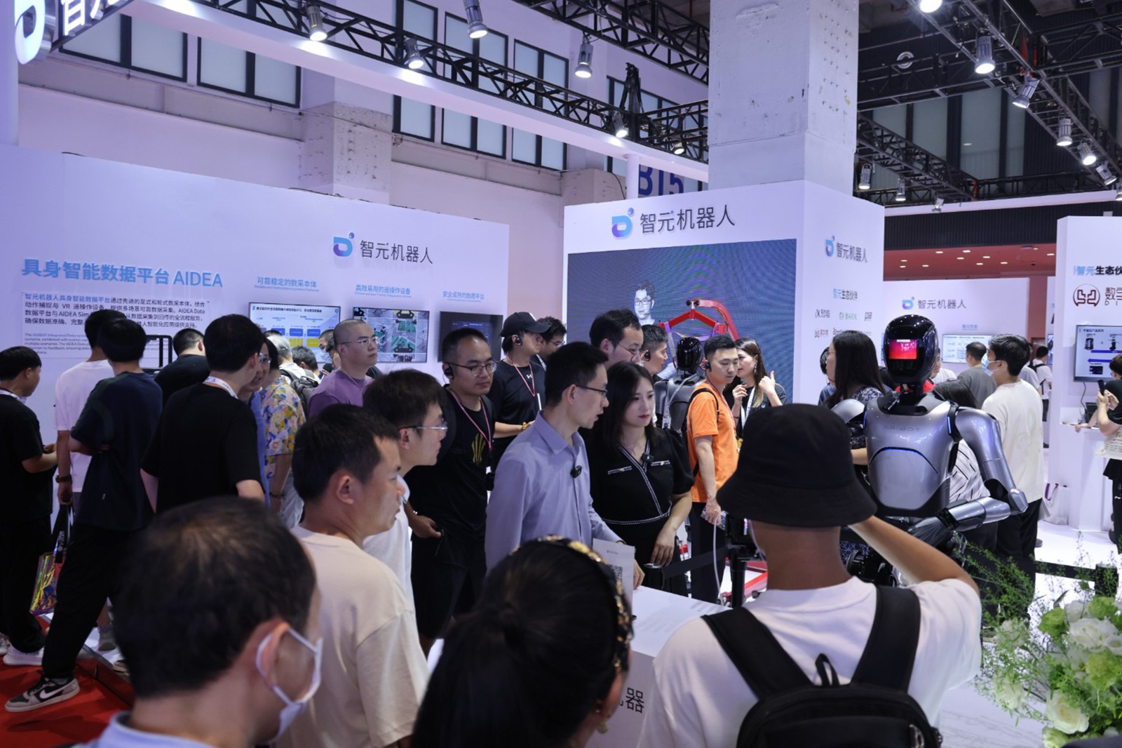  太阳集团tcy机器人亮相世界机器人大会WRC